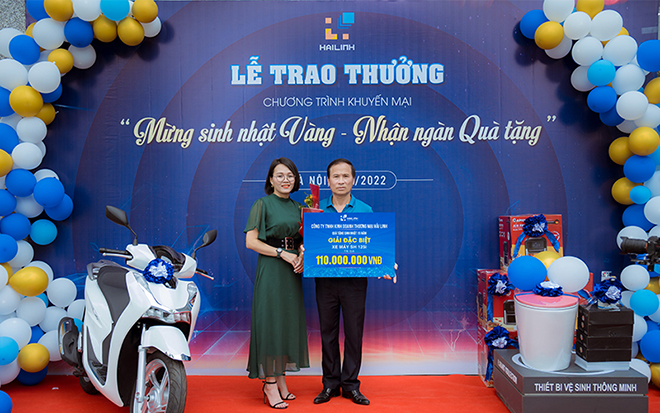 Đại diện công ty Hải Linh trao giải đặc biệt cho anh Nguyễn Văn Tuấn (Hà Nội)