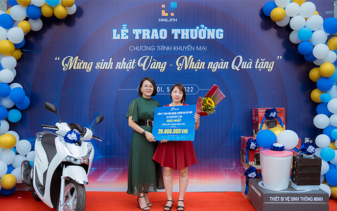 Đại diện Hải Linh trao giải Nhất cho chị Thu Hà (Duy Tiên, Hà Nam).
