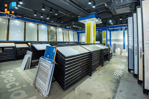 khong-gian-trung-bay-gach-op-lat-tai-showroom khong gian trung bay gach op lat